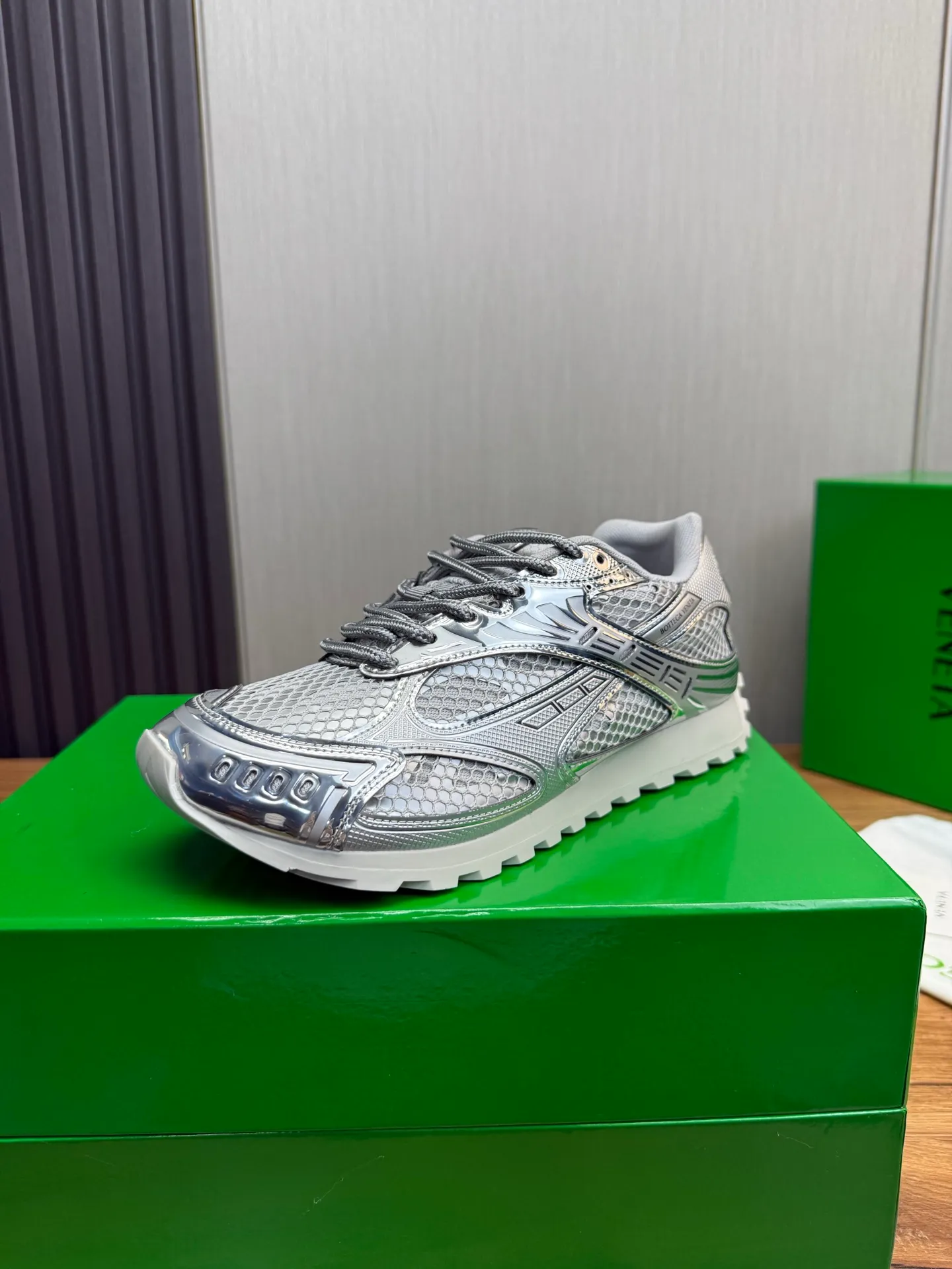 Men's men's shoes 💰620💰 BV top version 𝘽𝙊𝙏𝙏𝙀𝙂𝘼 𝙑𝙀𝙉𝙀𝙏𝘼 Orbit sneakers Wang Yibo same style couple style dad shoes 🩷💚 Runner sneakers, made of lightweight technical mesh fabric. Features a geometric patterned rubber outsole. Pay attention to the package craftsmanship ❕ High version shipping ❗️ Very nice, durable to play with and durable to make ✔️ Standard version 💯💯 The outsole is made of color-blocked TPU outsole. Women’s model 35-41 (40 41 customized) Men’s model 39-46 (45.46 customized) Equipped with original packaging